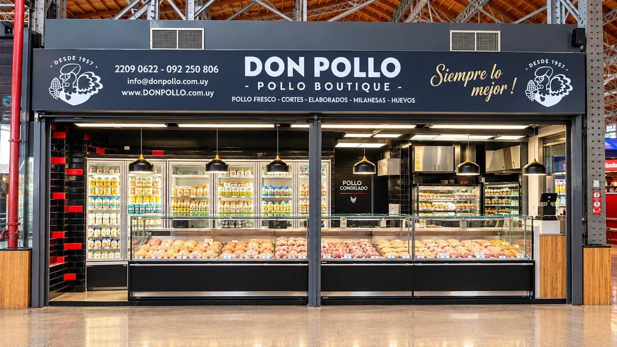 Local de Don Pollo en el Mercado Agrícola, con su cartel y la vitrina de productos
